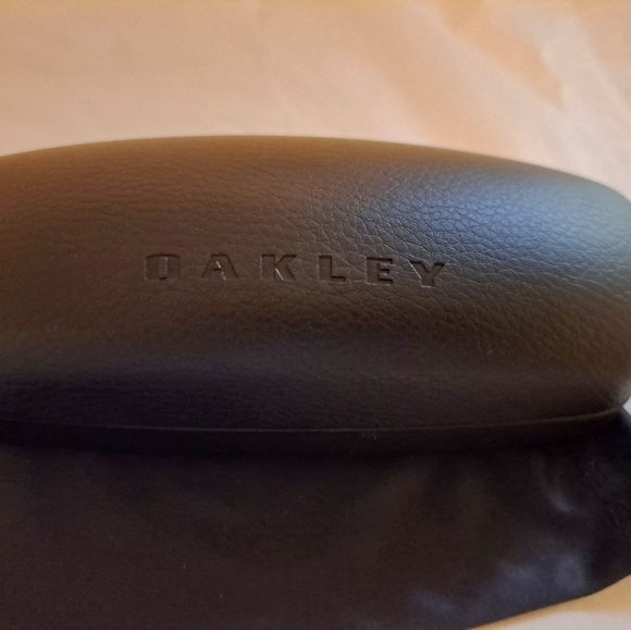 Oakley black hardshell glass case and bag excellent condition - Picture 3 of 5